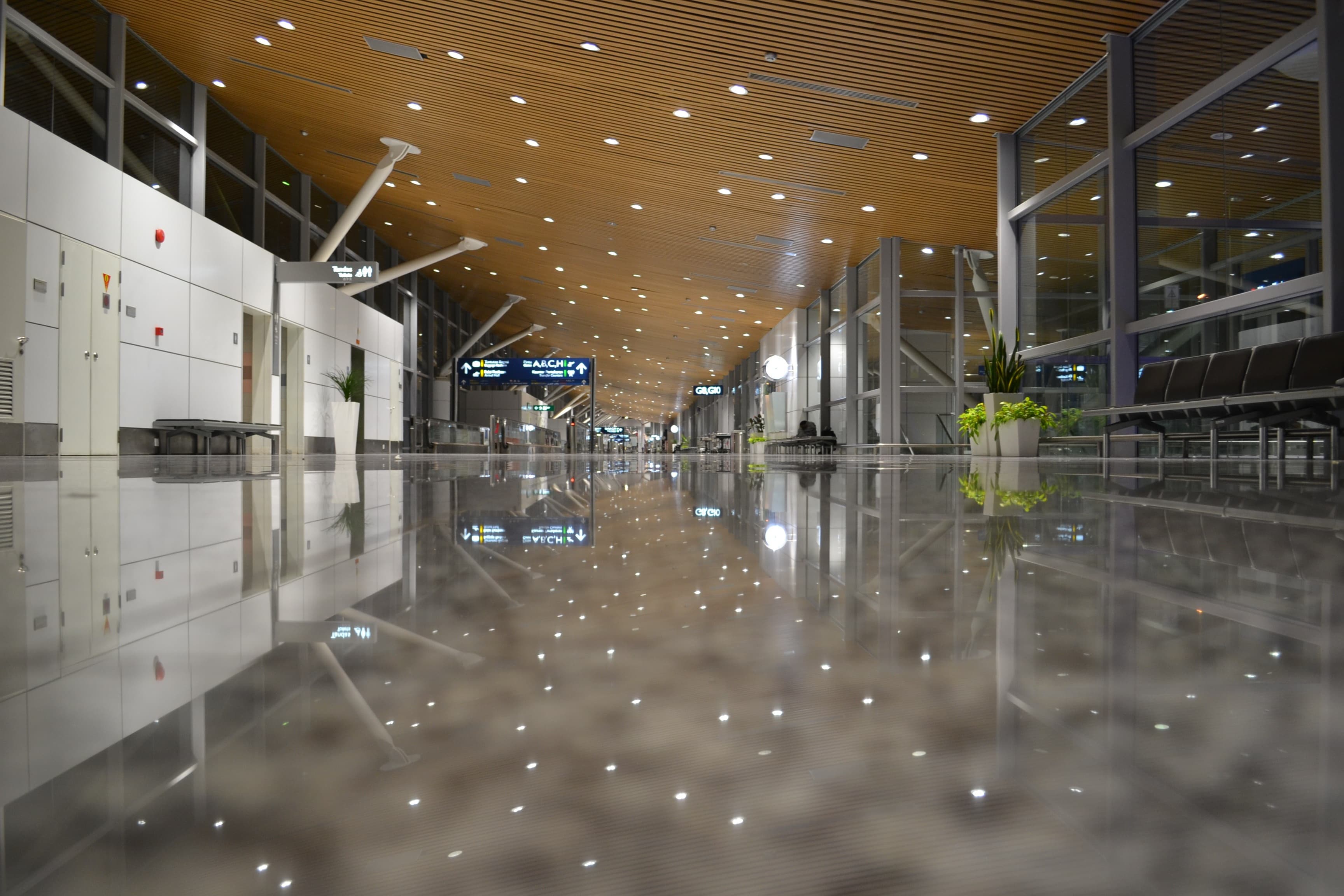 Aéroport avec voyageurs et bagages