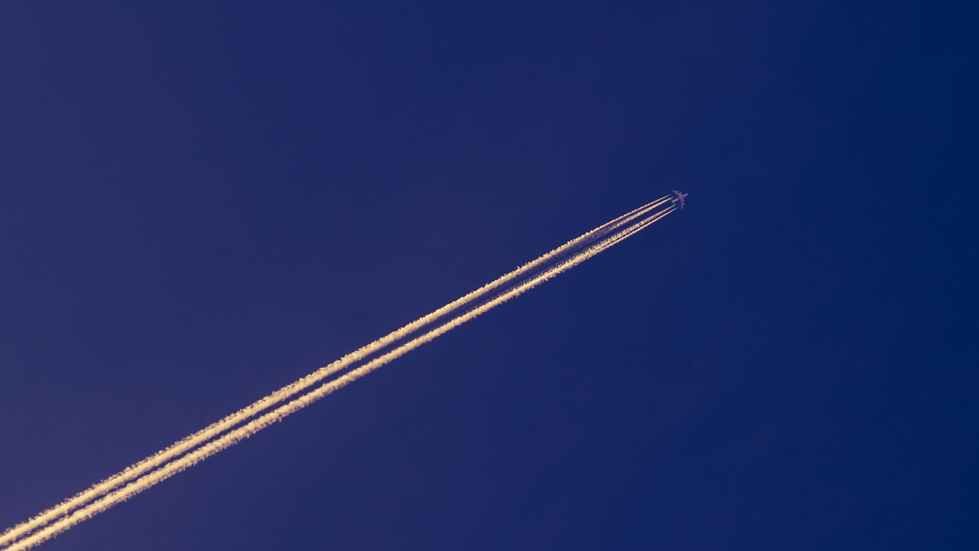 Voyageur en déplacement transportant des colis
